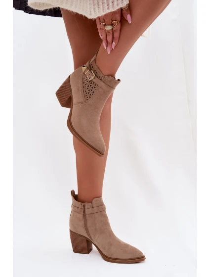 Dámské perforované kotníkové boty na podpatku s perforovaným vzorem a zlatým přezkou Béžové Deloriah