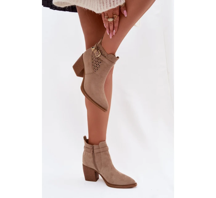 Dámské perforované kotníkové boty na podpatku s perforovaným vzorem a zlatým přezkou Béžové Deloriah