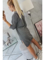 Šaty s kapucňou a dlhším chrbtom v grafitovej farbe