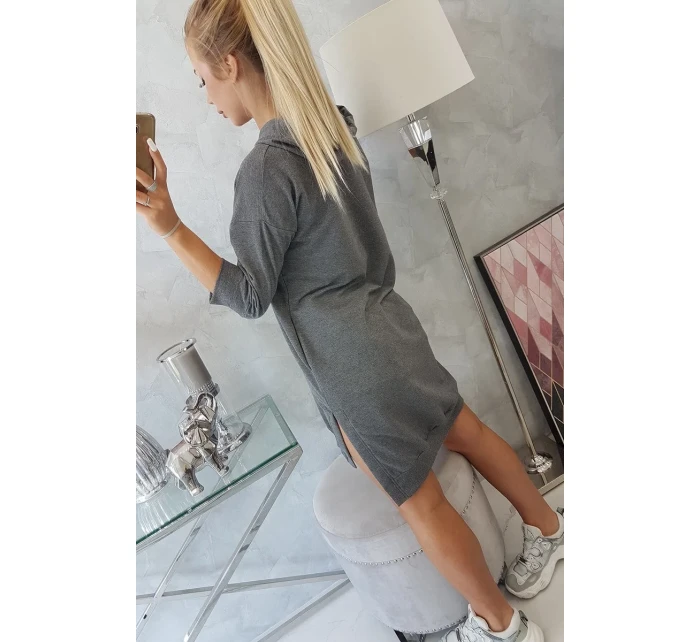 Šaty s kapucňou a dlhším chrbtom v grafitovej farbe