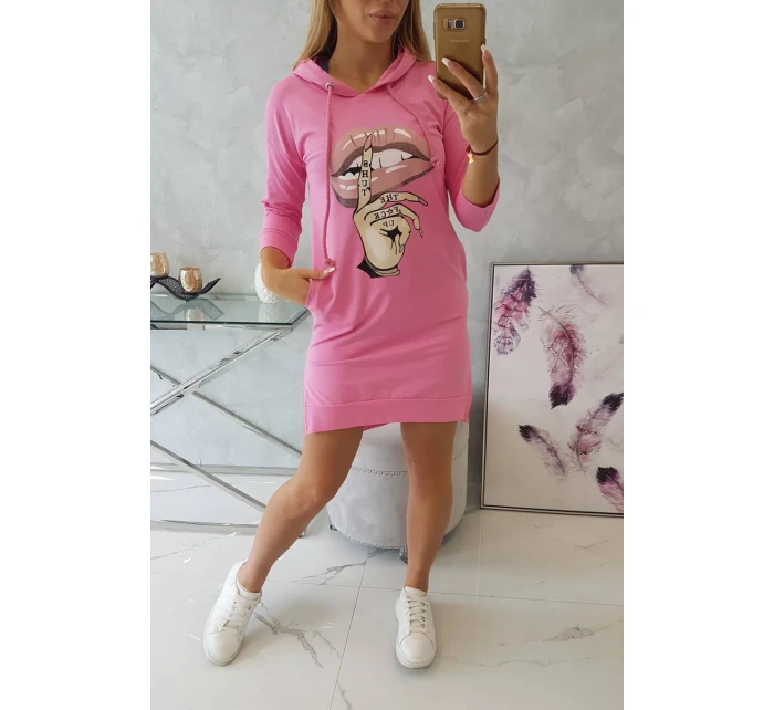 Šaty s dlhším chrbtom a farebnou svetlo ružovou potlačou