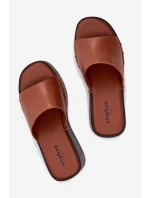 Dámské nazouváky na platformě se zlatými přezkami camel model 21918866 - Boto Dámské nazouváky na platformě se zlatými přezkami camel model 21918866 - Boto