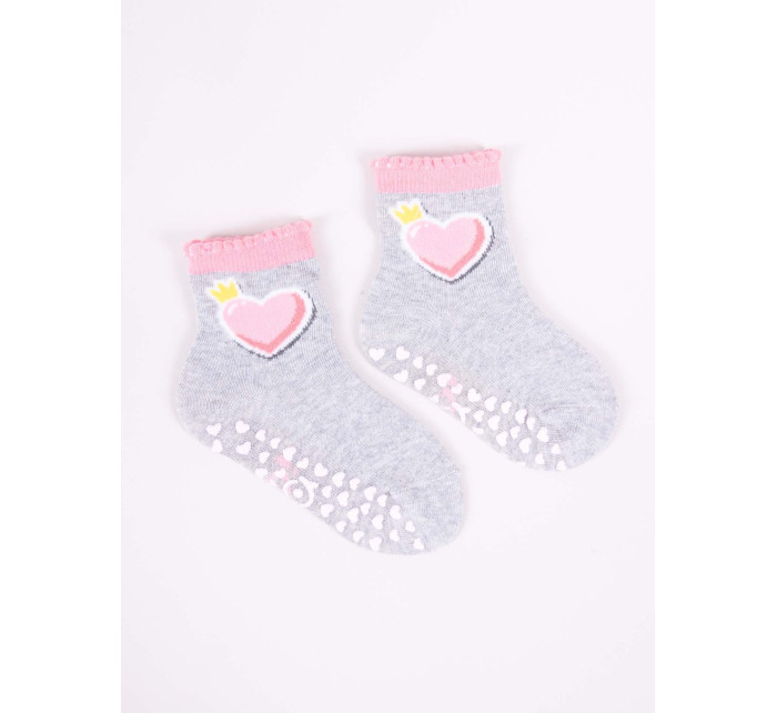 Yoclub Dievčenské bavlnené ponožky proti pošmyknutiu ABS vzory farby 3-pack SKA-0109G-AA3A-004 Viacfarebné
