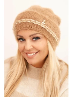 Dámska zimná čiapka s perlami a ozdobným vzorom camel