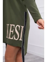 Šaty s kapucí a khaki potiskem