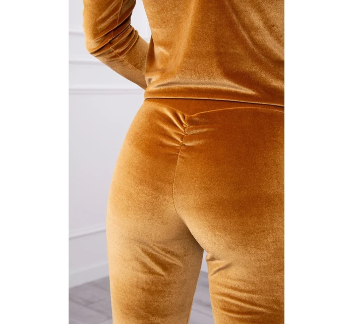 Velúrová súprava so záhybmi na chrbte v ťavej farbe