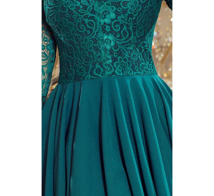 Dámské šaty v lahvově zelené barvě s delším zadním dílem a s krajkovým výstřihem model 7213719 - numoco