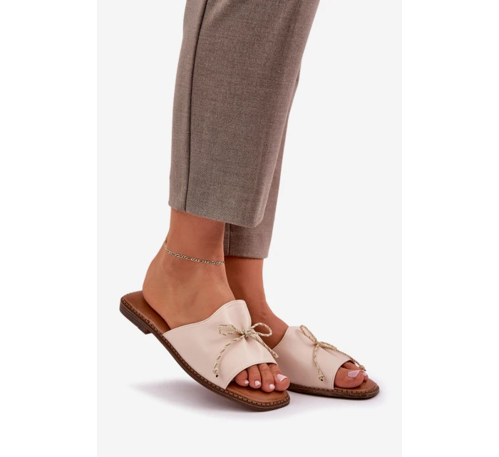Klapki Na Płaskiej Podeszwie Z Ozdobną Kokardką Beżowe Deonelis Klapki Na Płaskiej Podeszwie Z Ozdobną Kokardką Beżowe Deonelis