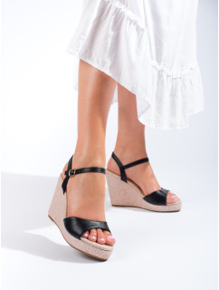 Jedinečné čierne sandále na klinoch pre ženy