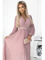 KLARA Plisované dámské šaty v pudrově růžové barvě s výstřihem a opaskem model 18330495 - numoco basic KLARA Plisované dámské šaty v pudrově růžové barvě s výstřihem a opaskem model 18330495 - numoco basic