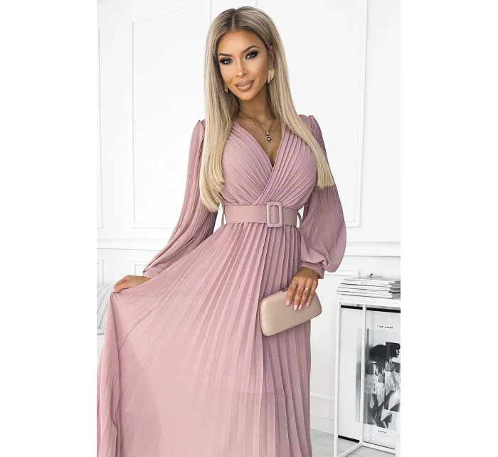 KLARA Plisované dámské šaty v pudrově růžové barvě s výstřihem a opaskem model 18330495 - numoco basic KLARA Plisované dámské šaty v pudrově růžové barvě s výstřihem a opaskem model 18330495 - numoco basic