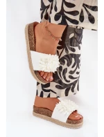 Dámske papuče na platforme s ozdobnými kvetmi - biele