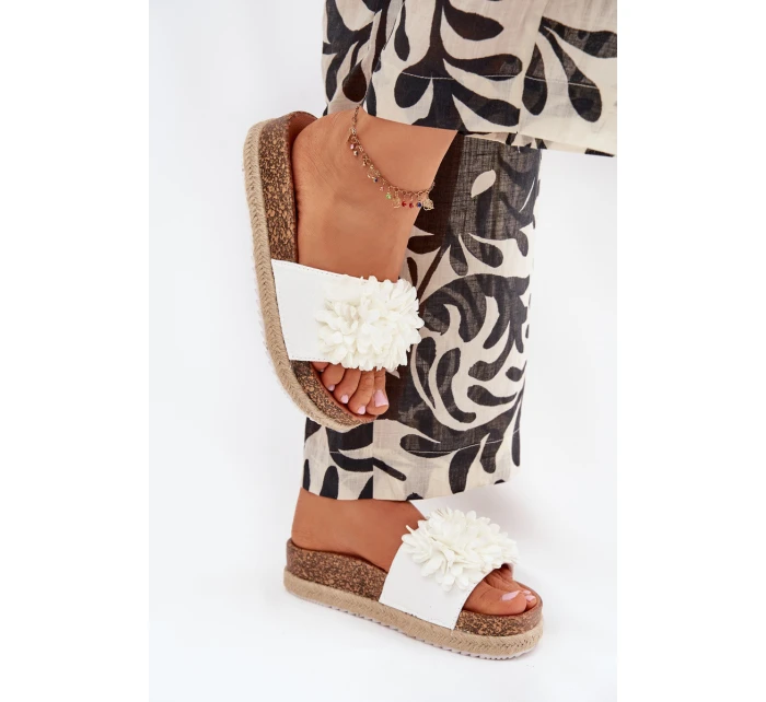 Dámske papuče na platforme s ozdobnými kvetmi - biele